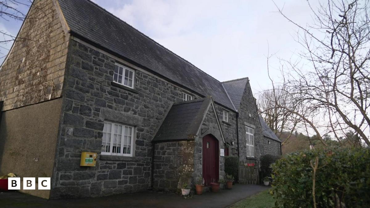 Cymdeithas yr Iaith yn galw am gamau i ddiogelu ysgolion bach - BBC ...