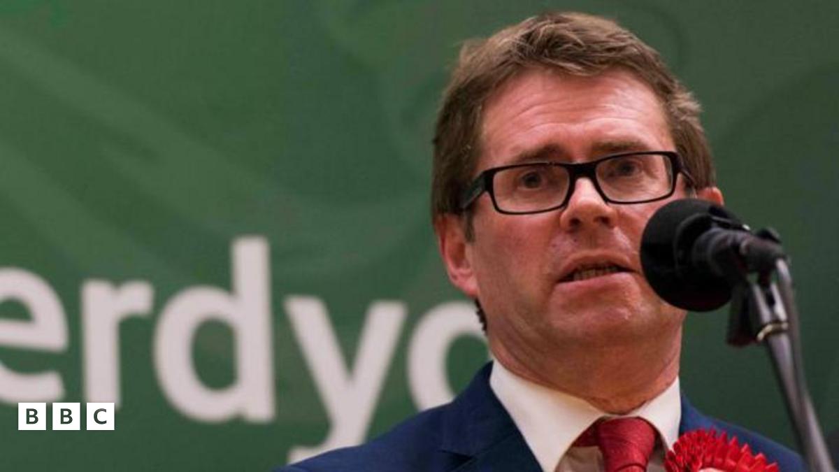 Kevin Brennan i gamu lawr fel Aelod Seneddol Gorllewin Caerdydd BBC