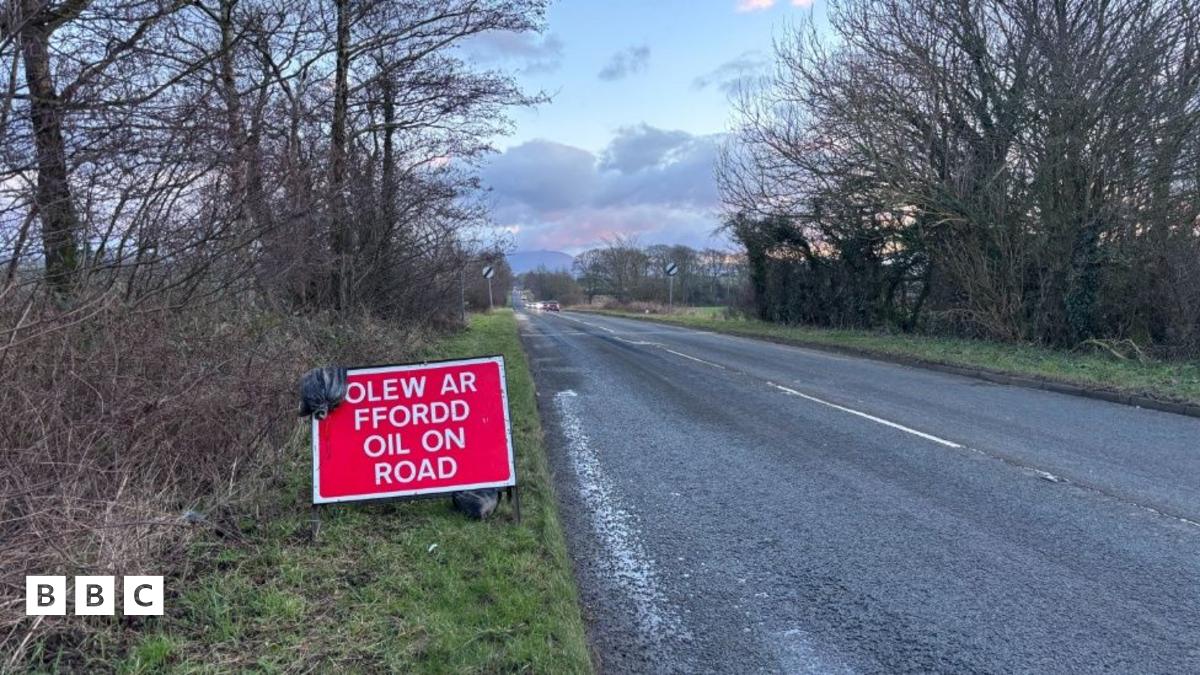 Dyn, 29, wedi marw yn dilyn gwrthdrawiad ffordd ar Ynys Môn