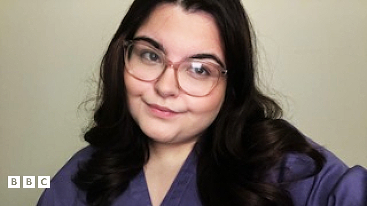 O feddwl bod ei rhieni'n cynllwynio i'w lladd i fod yn nyrs iechyd meddwl - graddedig