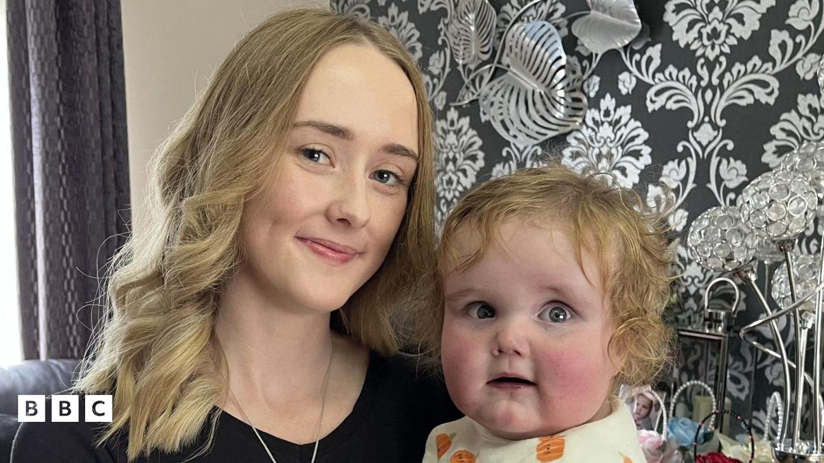 Mam yn gwerthu ei thŷ i dalu am lawdriniaeth ei babi yn America