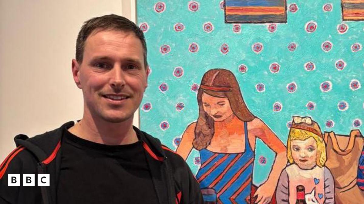 Arddangosfa o waith celf lliwgar Meirion Ginsberg