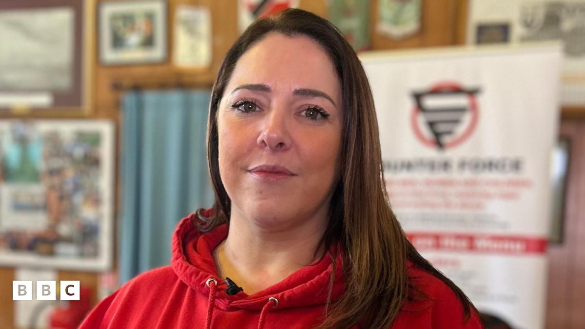 Gwersi hunanamddiffyn 'wedi achub bywyd' mam i ddelio gyda'i mab