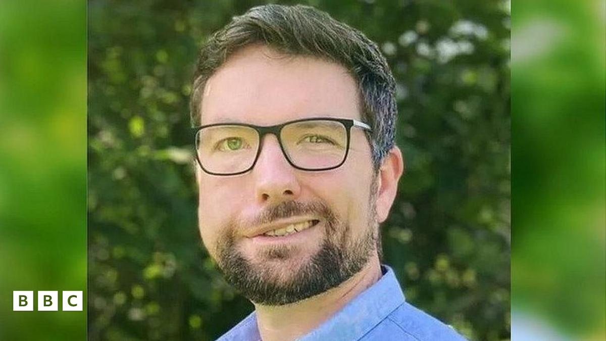 Aaron Jones wedi ei daro gan gar tra'n mynd â'i gi am dro - cwest