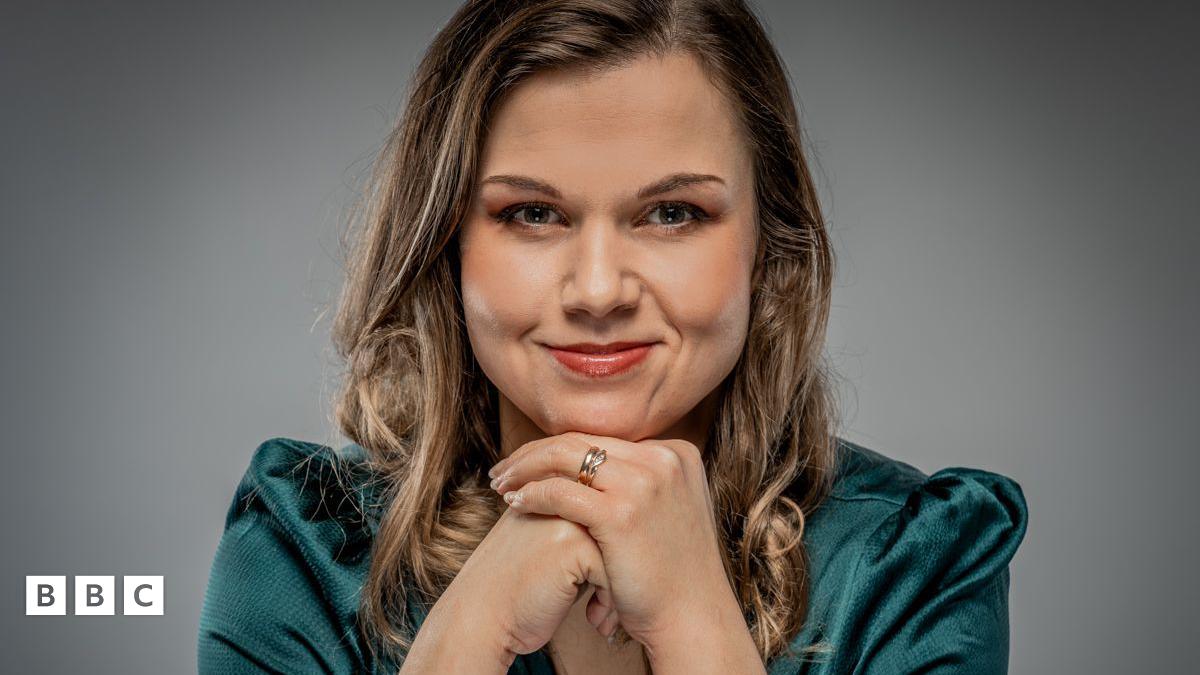 Y gantores sy’n perfformio gyda’i llais a’i dwylo… yr un pryd Y gantores sy’n perfformio gyda’i llais a’i dwylo… yr un pryd