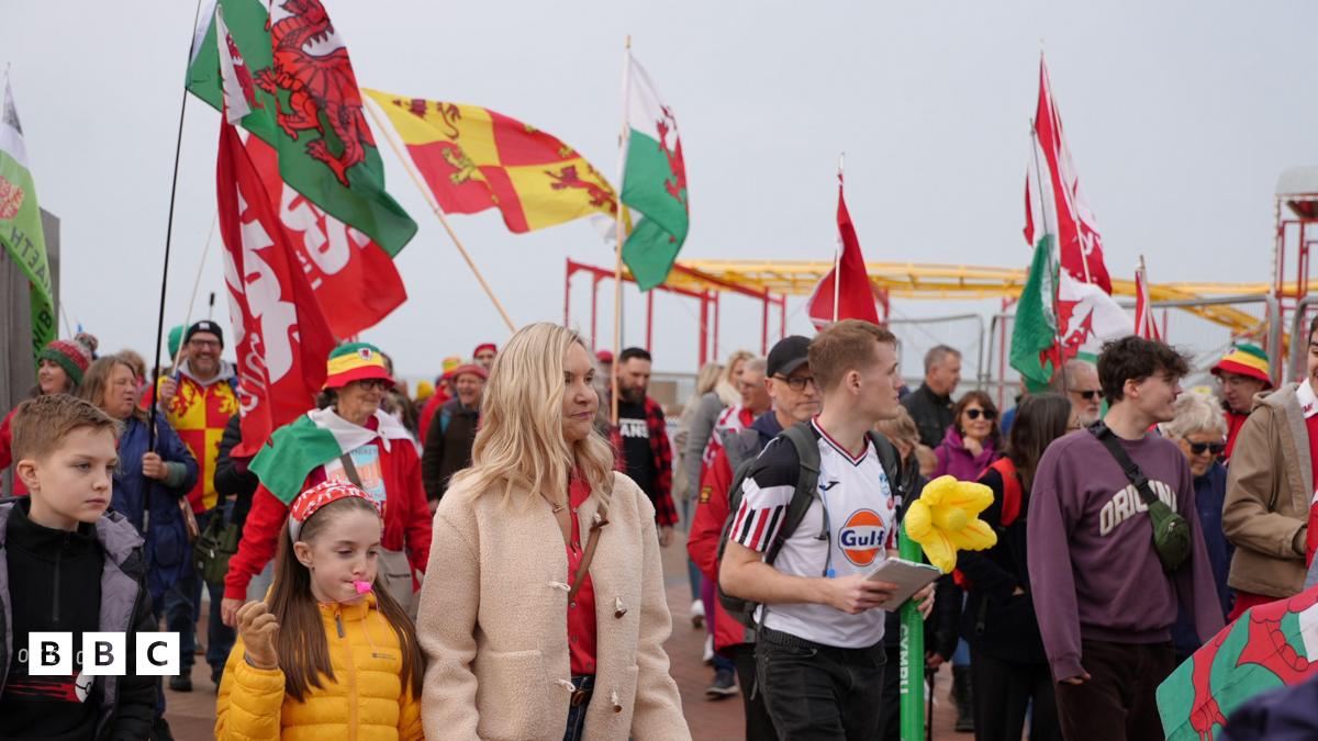 Tua 1,000 o bobl yn Y Rhyl i alw am annibyniaeth i Gymru
