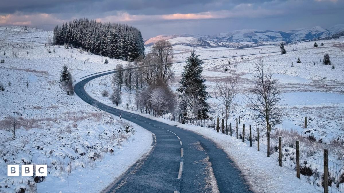 Eira a rhew yn effeithio'r de orllewin