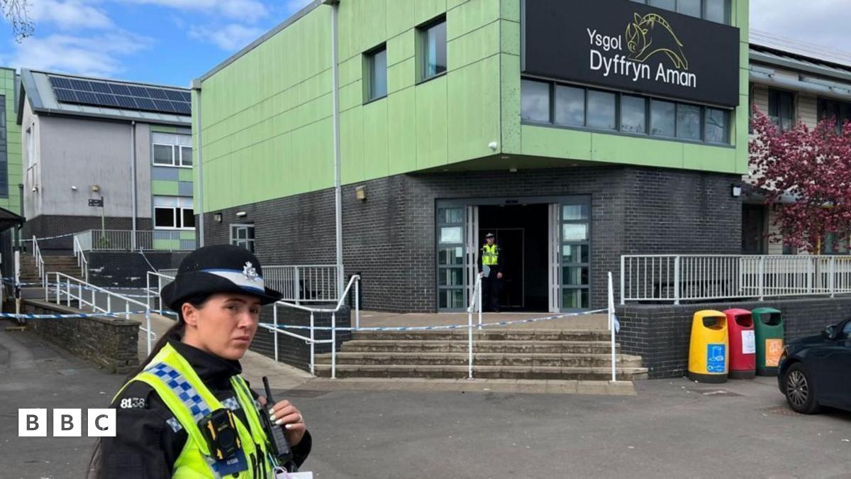 Merch,14, yn gwadu ceisio llofruddio tri yn Ysgol Dyffryn Aman