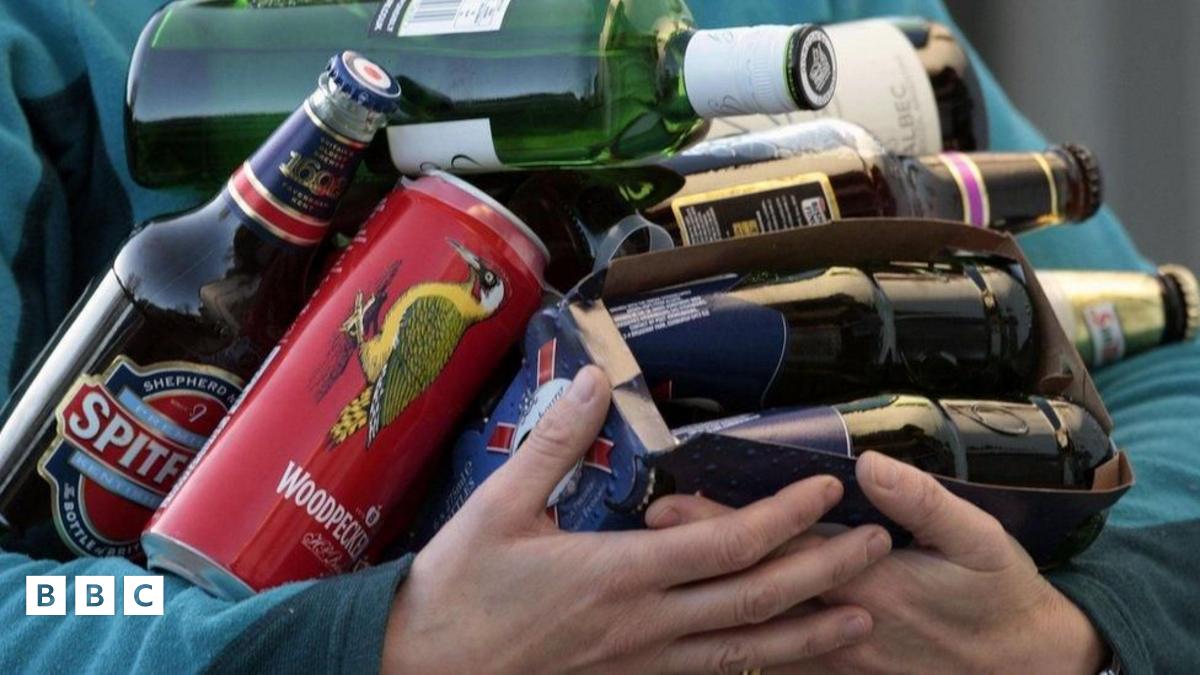 Codi'r isafbris uned am alcohol 'i leihau nifer y marwolaethau"