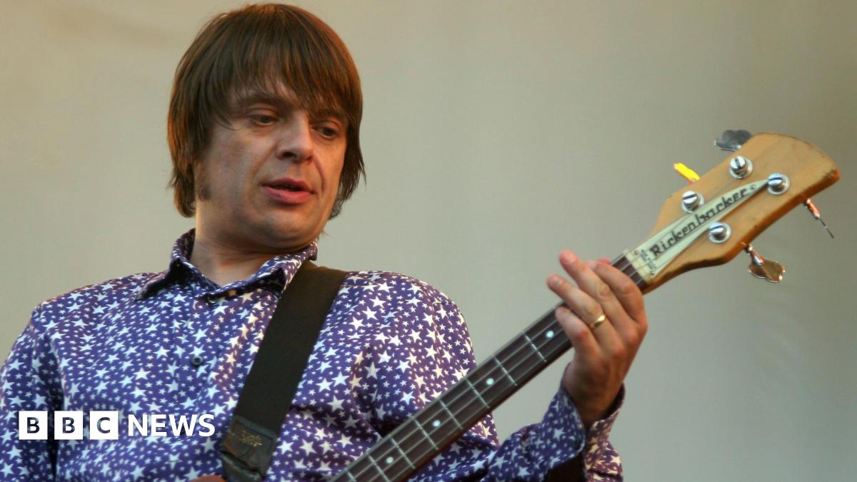 
                            Gary 'Mani' Mounfield: Stone Roses bassist dies aged 63