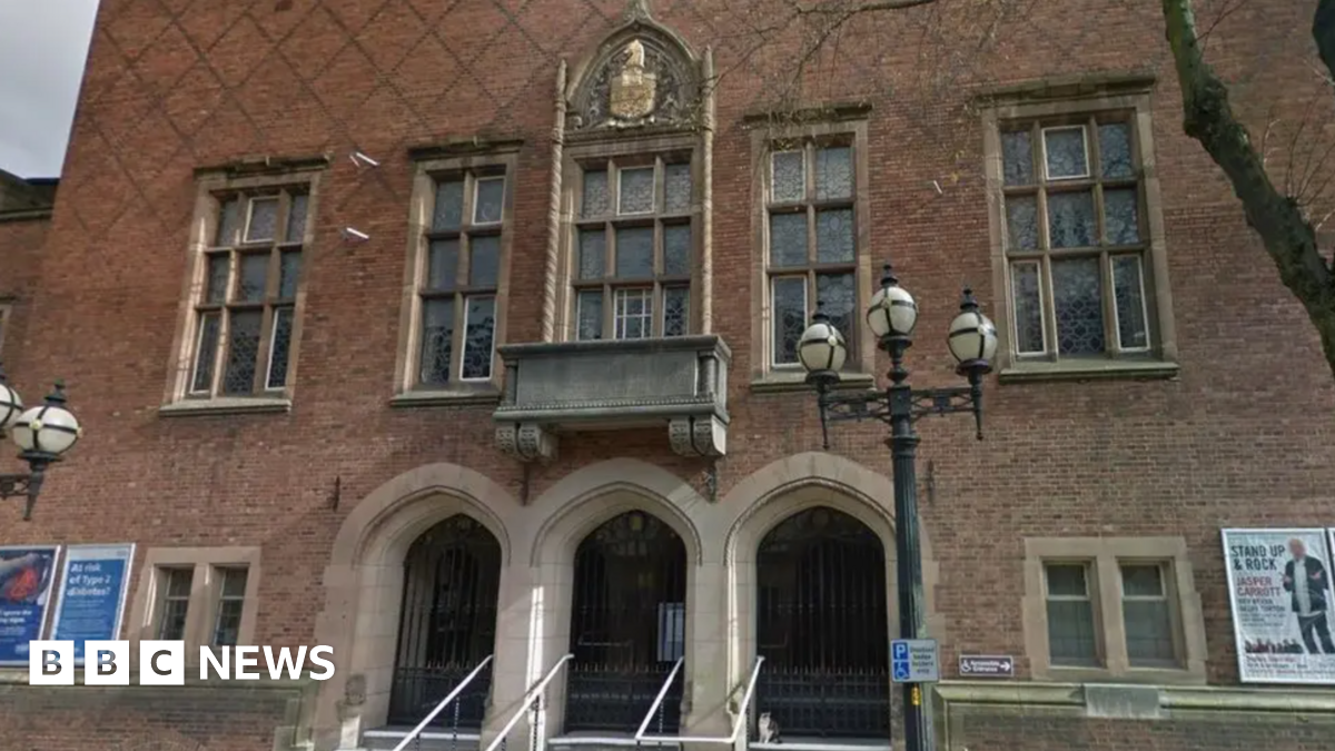 Dudley Council staff should return to office, leader says