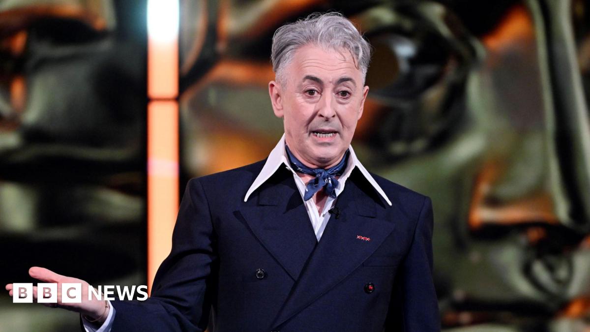 
                            Alan Cumming: Bafta host apologises after 'trauma-triggering' show