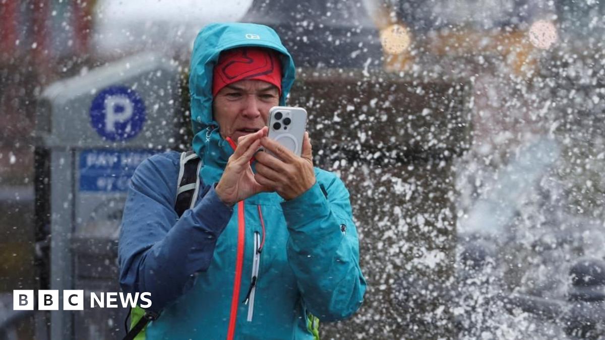 Storm Floris: Over 43,000 Irish Homes Without Power as Gale-Force Winds Batter the Nation