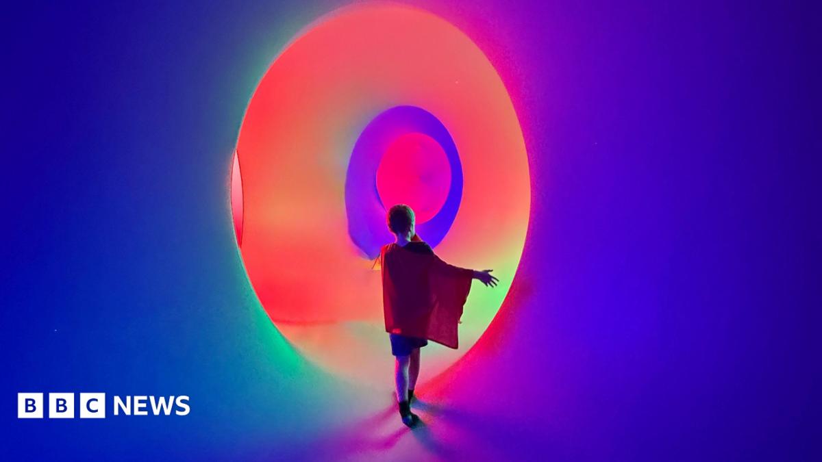Walk-in light sculpture, music and dance at Wolverhampton event
