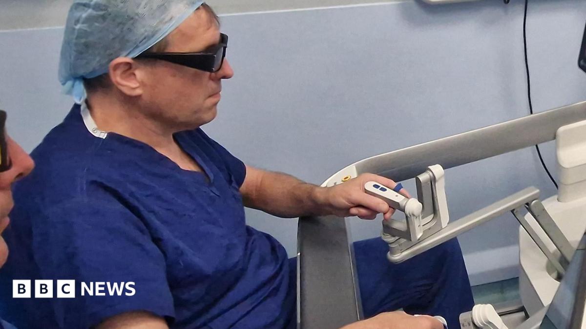 Robot gives surgeons a helping hand in first operation