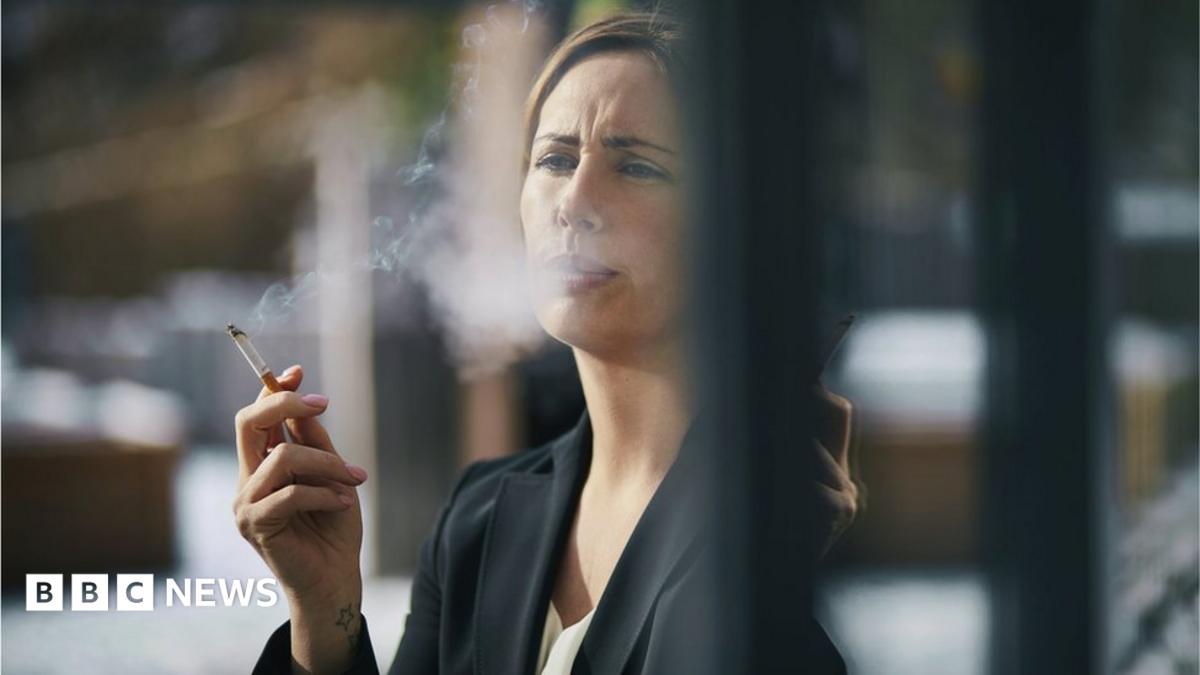 More younger middle-class women smoking, study suggests