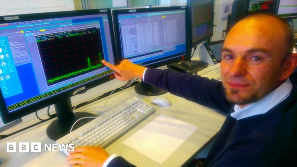 Comet lander Philae renews contact - BBC News