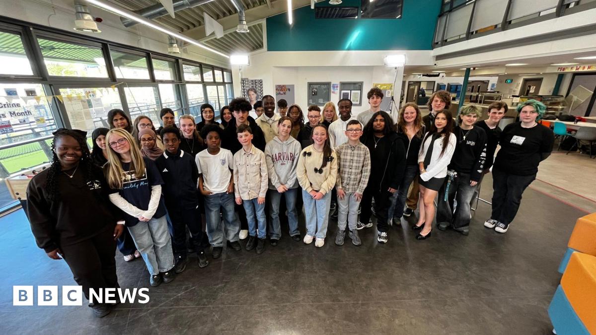 Should under-16s be banned from social media? Watch young people discuss in live BBC special