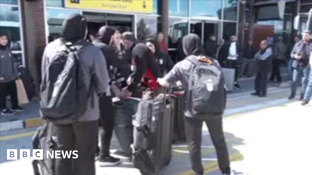 Iranian footballers return home after dropping Australian asylum bids