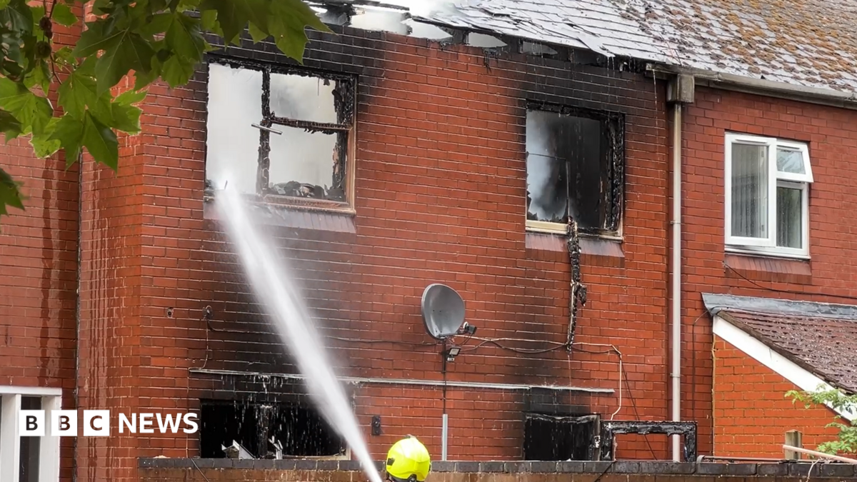 Smoke 'billows' out of flat during fire