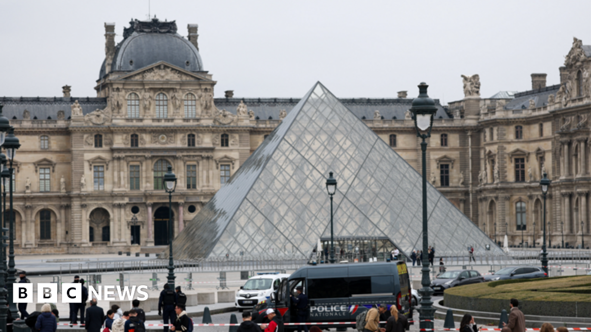 
                            Louvre jewellery heist carried out by petty criminals, Paris prosecutor says