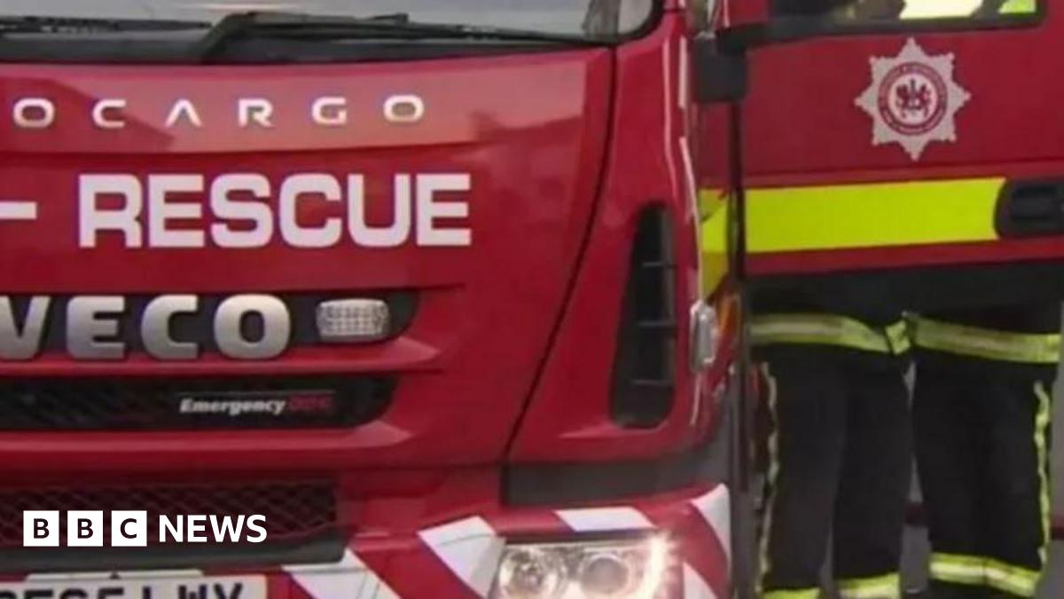 Children evacuated from school bus blaze in Devon - BBC News