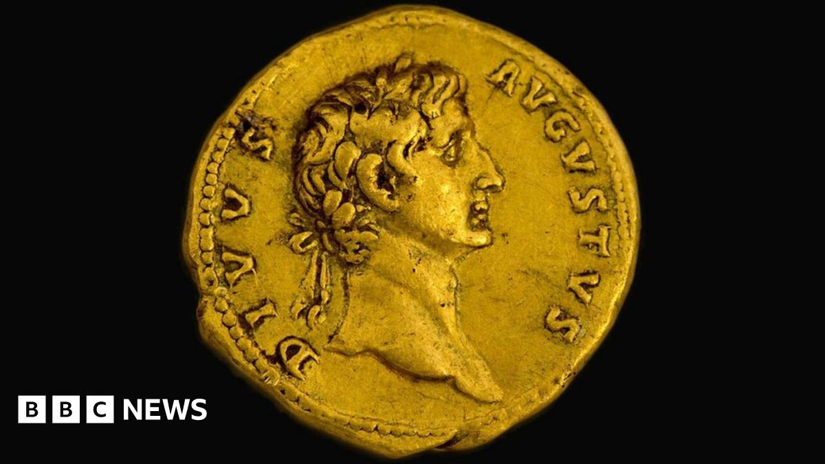 Israeli hiker finds 'second of kind' Roman coin - BBC News