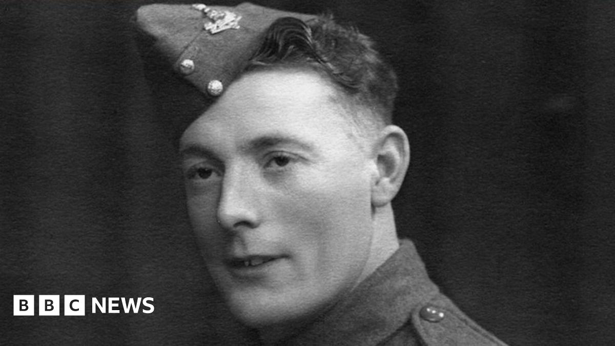 Victoria Cross autograph book sells for £4,500 at auction - BBC News