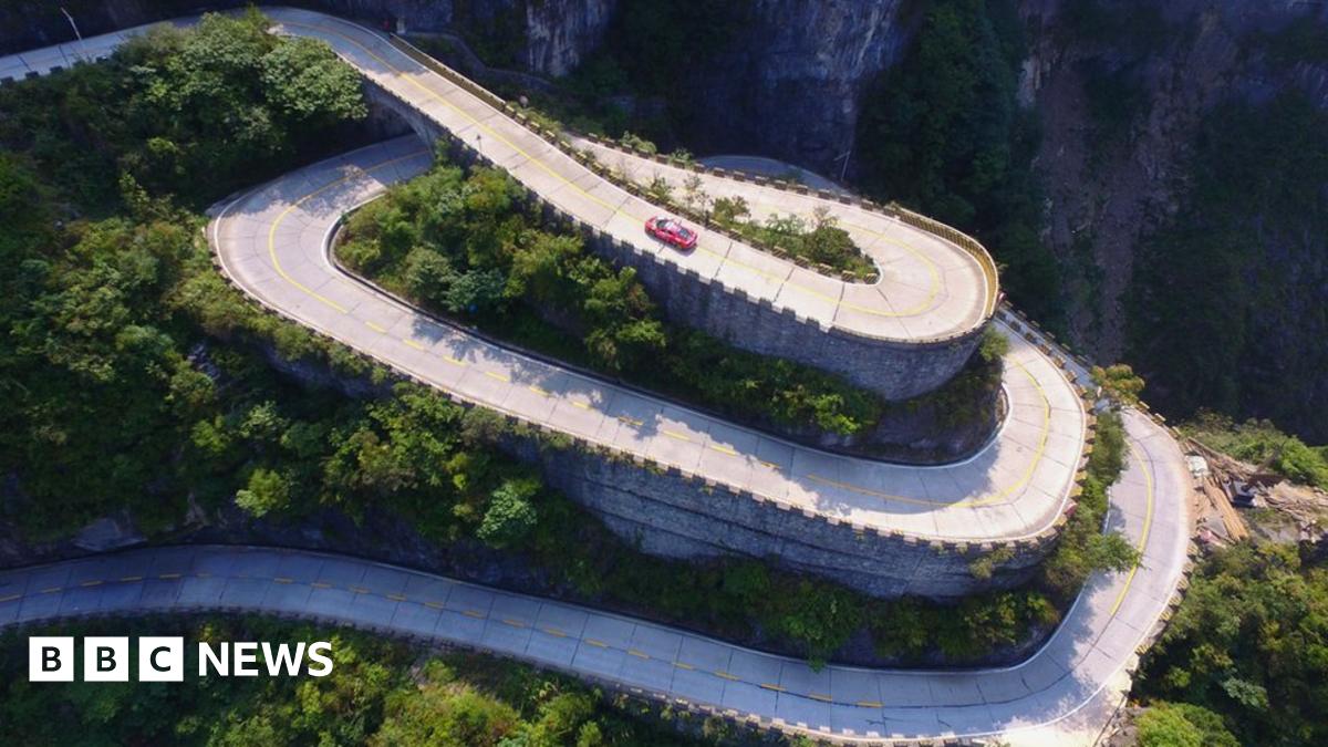 Italian driver races China daredevil road in record time - BBC News