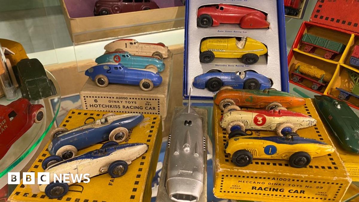 Brighton: Dinky toy exhibition goes on public display - BBC News