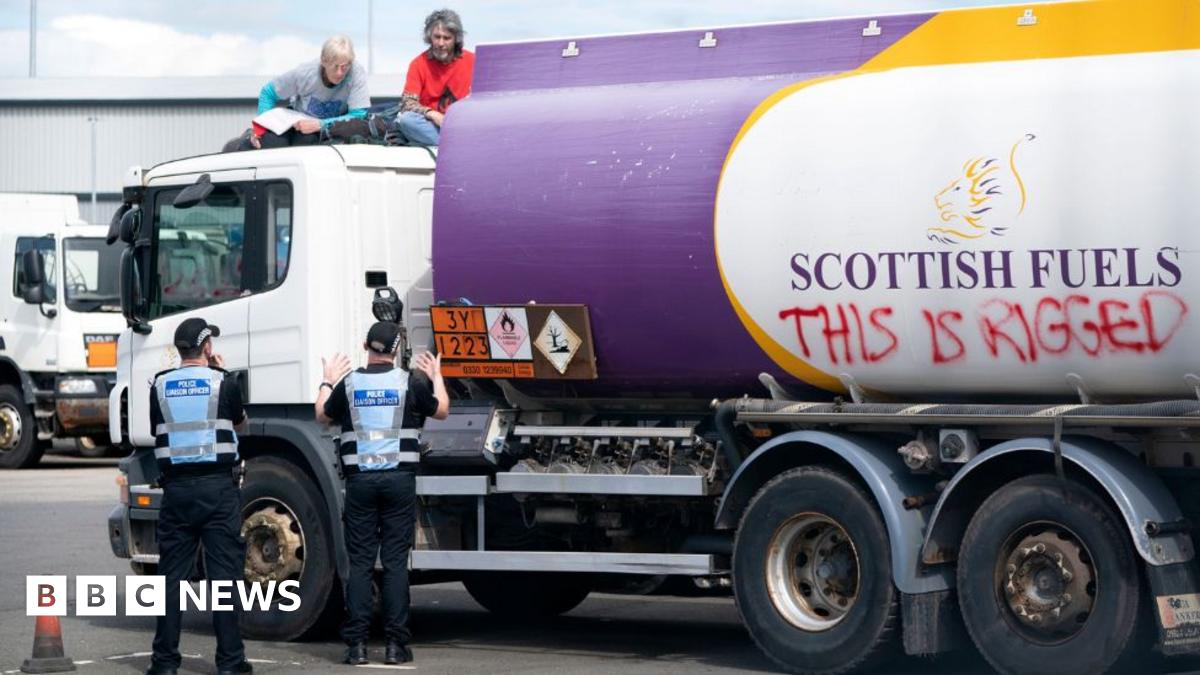 Twenty people arrested in Grangemouth climate protest - BBC News