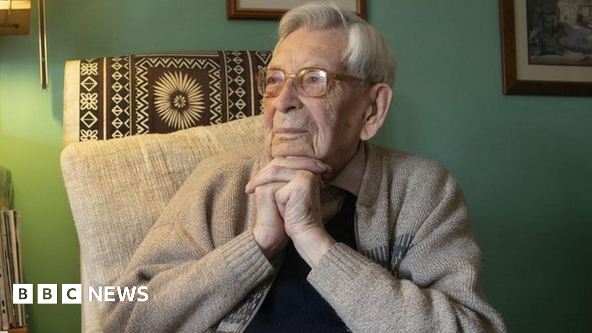World's oldest man Bob Weighton dies, aged 112 BBC News(01)