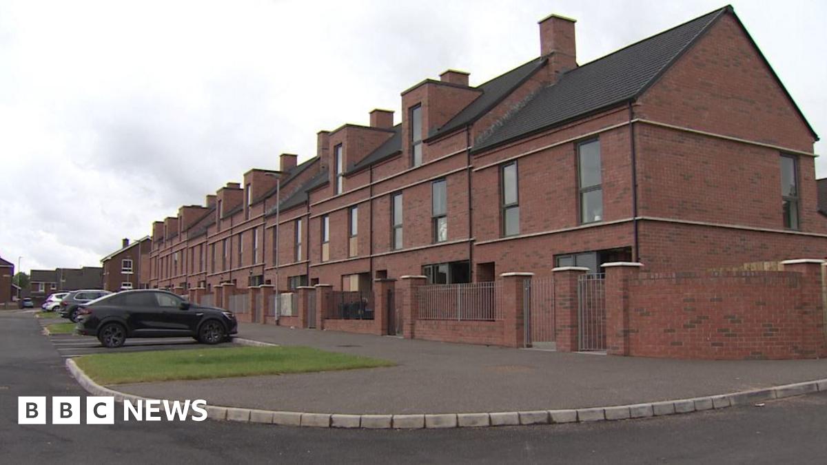 Ketegangan di Belfast Memanas: Serangan Terhadap Rumah Dianggap Upaya 'Pembersihan' Massal
