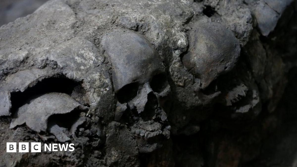 Aztec tower of human skulls uncovered in Mexico City - BBC News