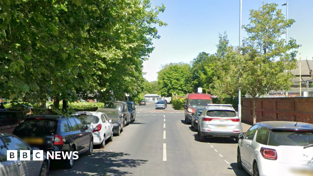 
                            Boy, 15, dies after stabbing in Moss Side