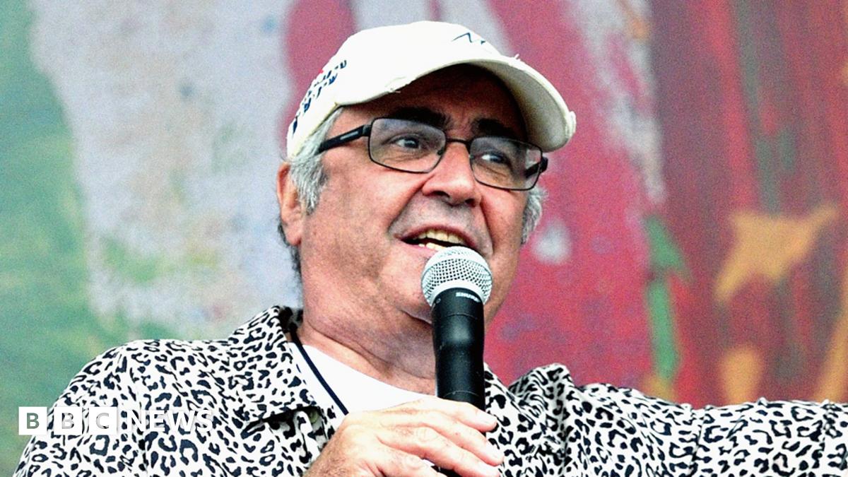 Danny Baker: Standing ovation at first show since Twitter storm - BBC News