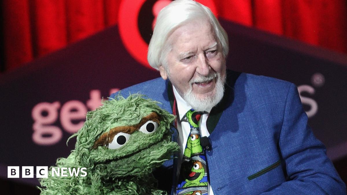 Caroll Spinney: Sesame Street's Big Bird puppeteer dies