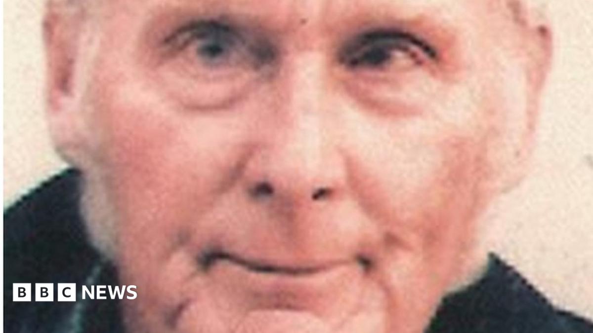 Family members sought of man, 82, after Dorset crash - BBC News