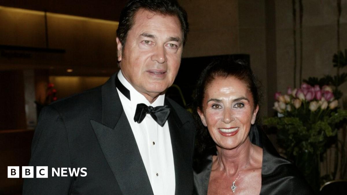 Covid: Engelbert Humperdinck's wife dies after contracting virus - BBC News