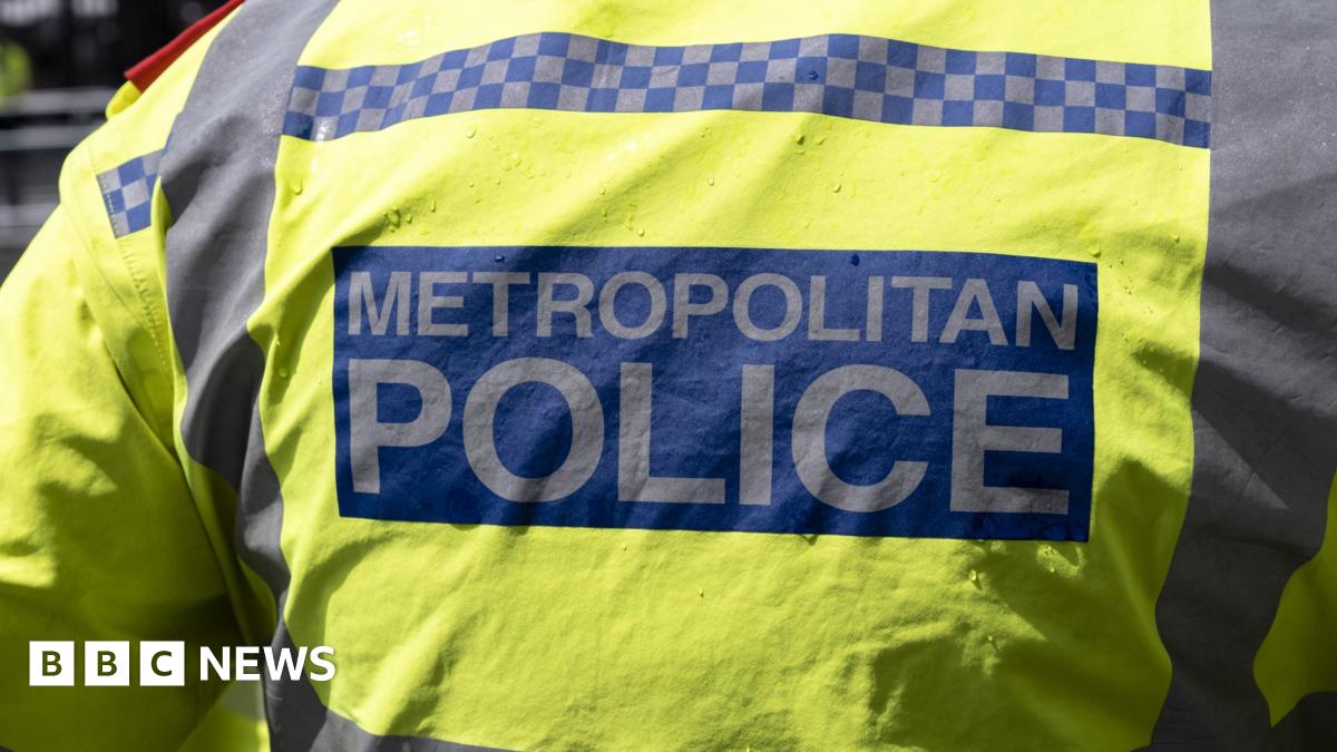 Met Police officers photographed body on own phones