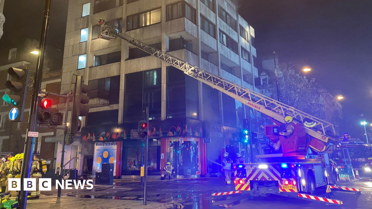 London fire: Oxford Street souvenir shop damaged in blaze - BBC News