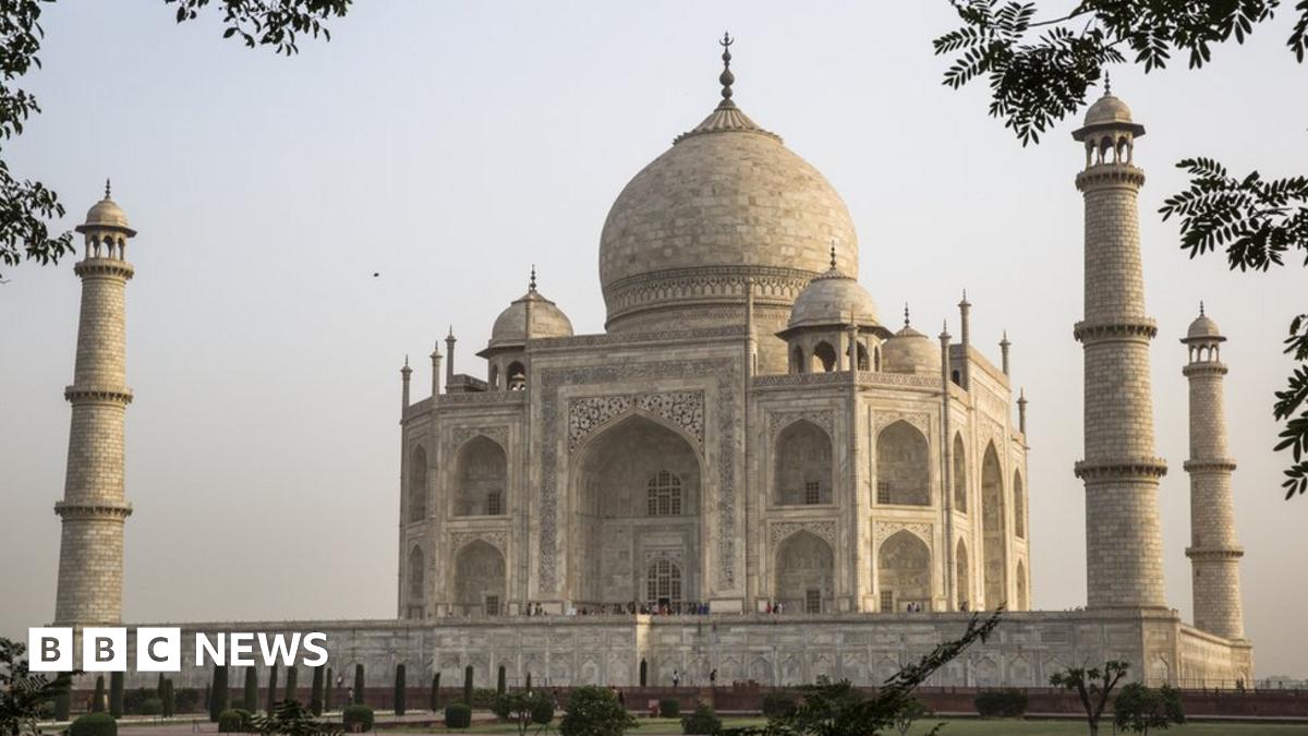 Japan tourist at Taj Mahal 'dies after fall' - BBC News