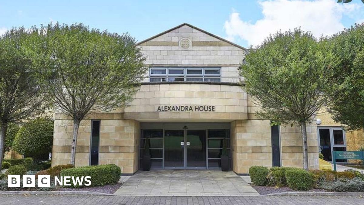 Swindon hotel and wedding venue suddenly closes over rising costs - BBC News