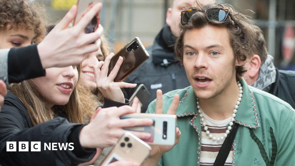 Harry Styles Singer 'mugged at knifepoint' in Hampstead on Valentine's