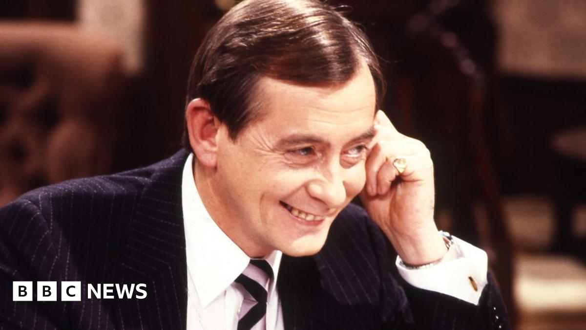 Derek Fowlds: Yes Minister and Heartbeat actor dies aged 82