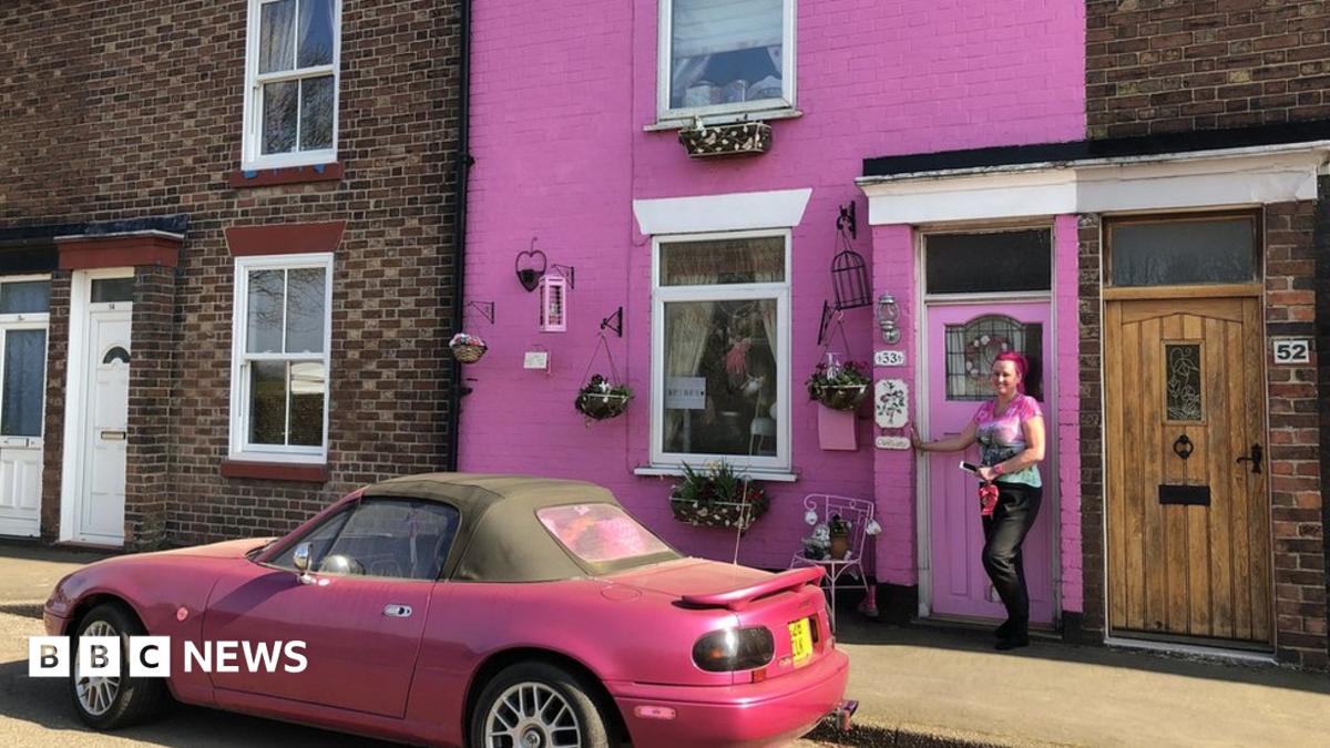 I painted my terraced house bright pink' - BBC News