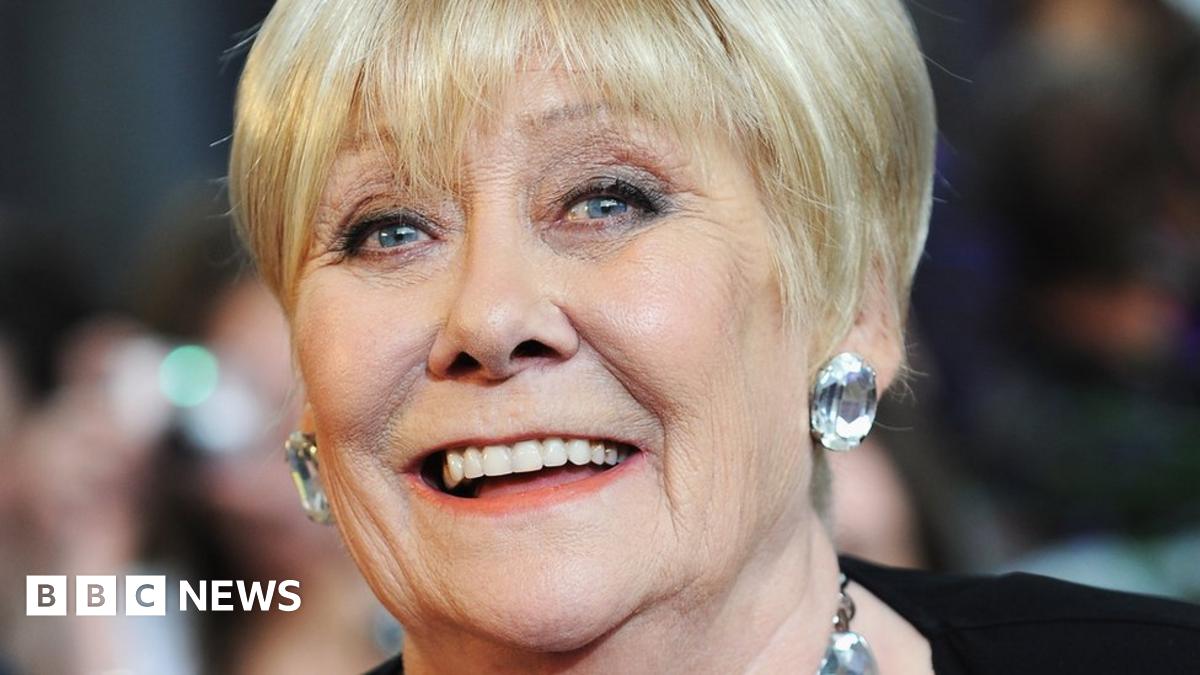 Liz Dawn: Coronation Street's Vera Duckworth dies at 77