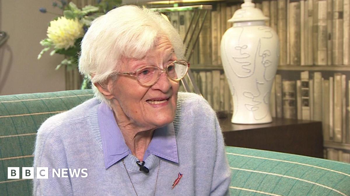 World War Two land girl Gwen Raggett, 99, recalls farm work - BBC News