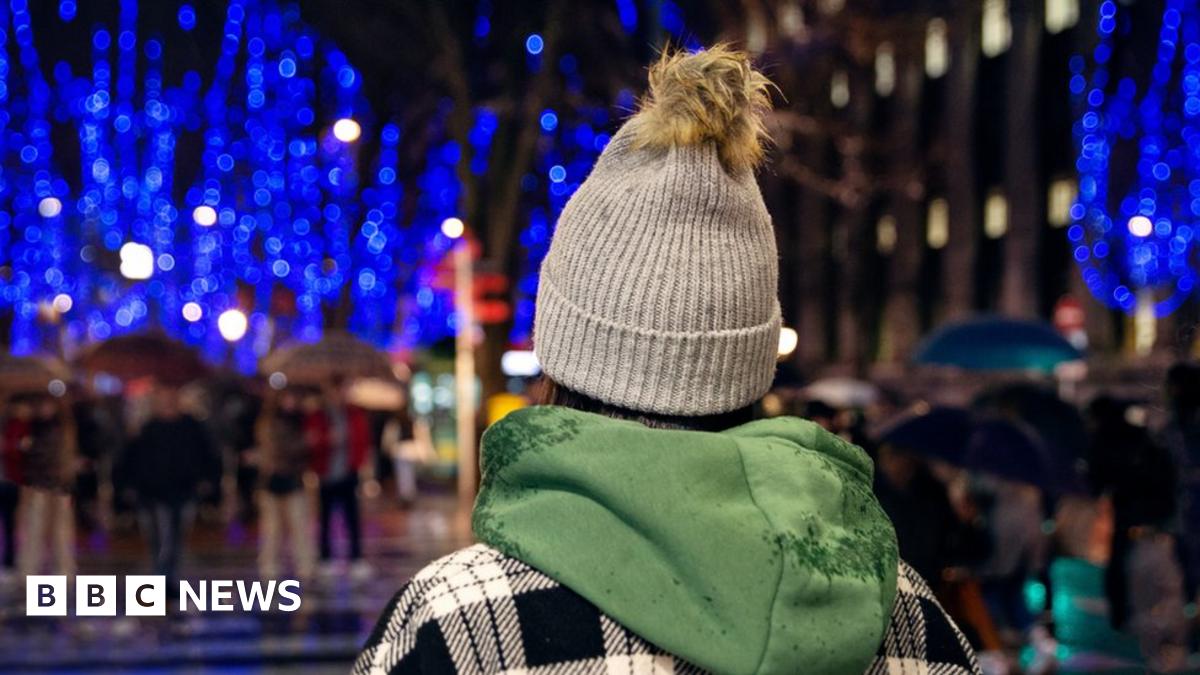 Young person in hat from behind