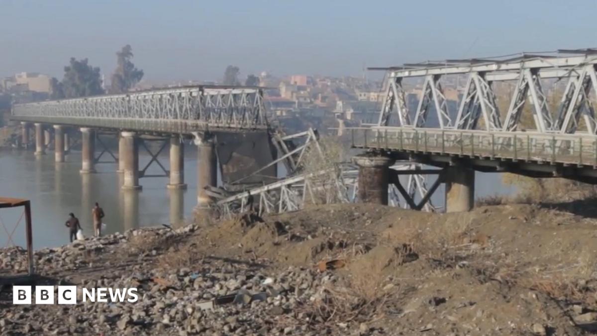 Mosul battle: Last bridge 'disabled by air strike' - BBC News